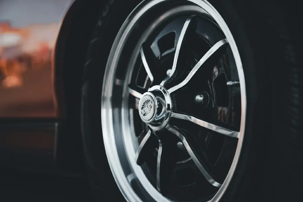 unsplash_6Yj_rFGU6VE_LLANTAS DE AUTO.webp